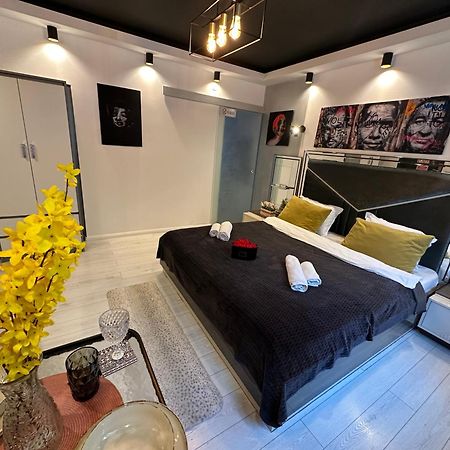 The Fame - Modern Studio In Top Location & Parking クラヨーヴァ エクステリア 写真
