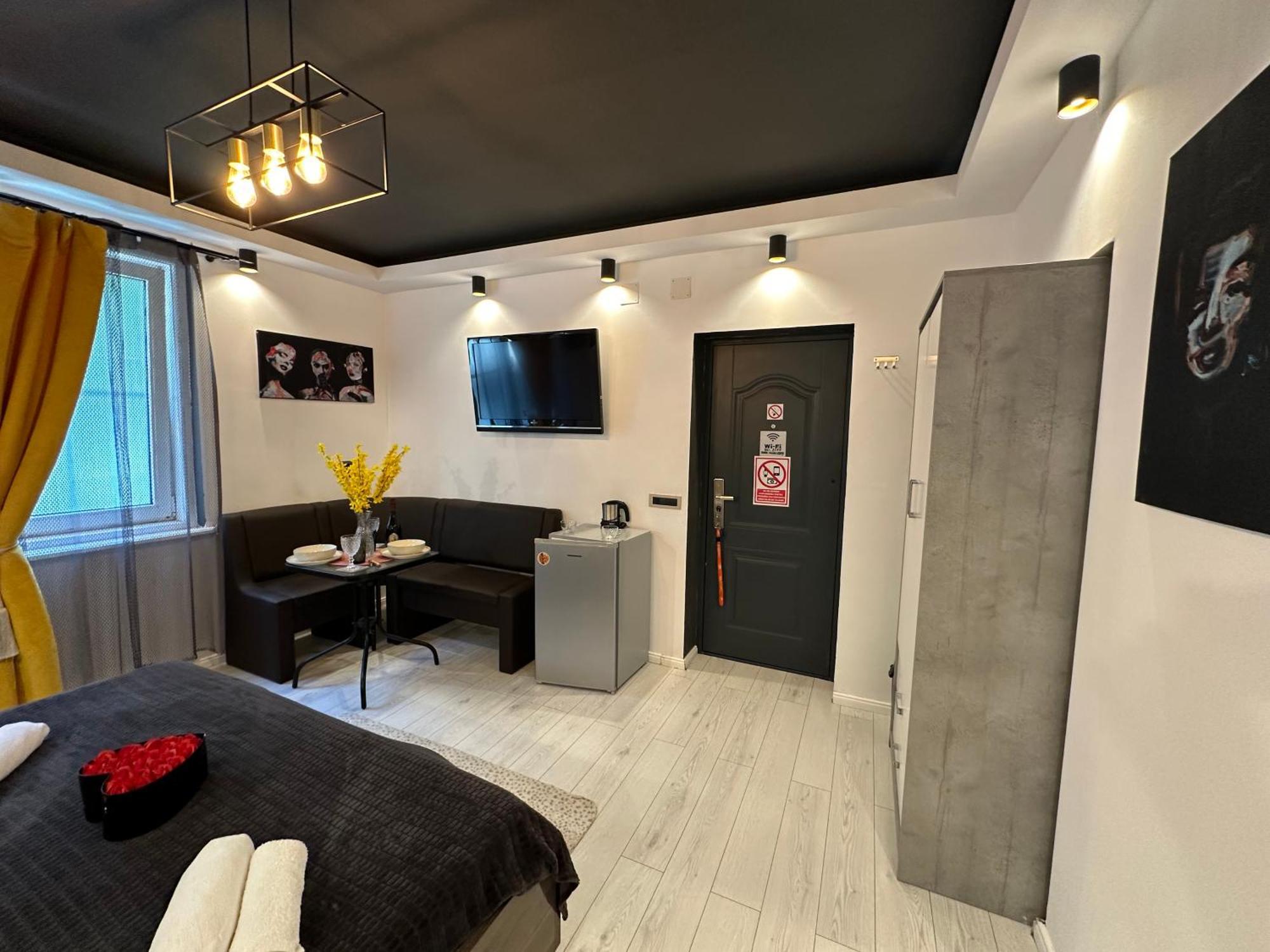 The Fame - Modern Studio In Top Location & Parking クラヨーヴァ エクステリア 写真
